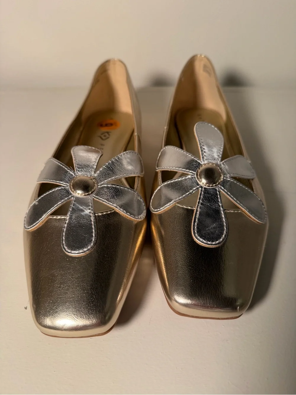 Katy Perry The Evie Daisy Flats in Metallic Gold. NWOB. Size 9